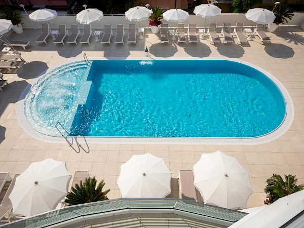 PISCINA E SOLARIUM