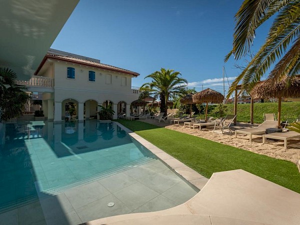 PISCINA E SOLARIUM
