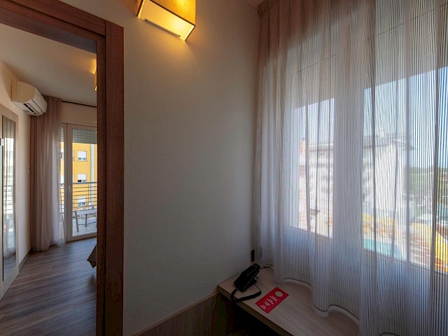 Camera Singola con Balcone e Vista Mare Laterale