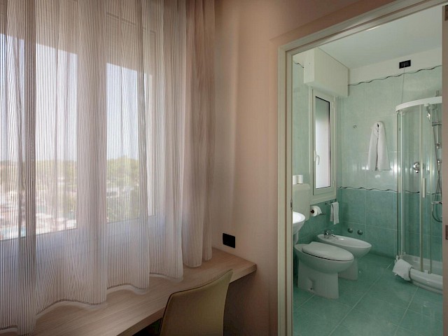 Camera Singola con Balcone e Vista Mare Laterale
