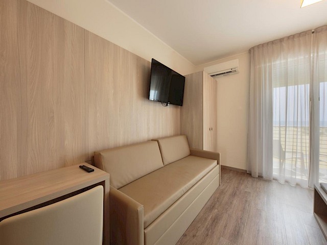 Camera Tripla con Balcone e Vista Mare Frontale