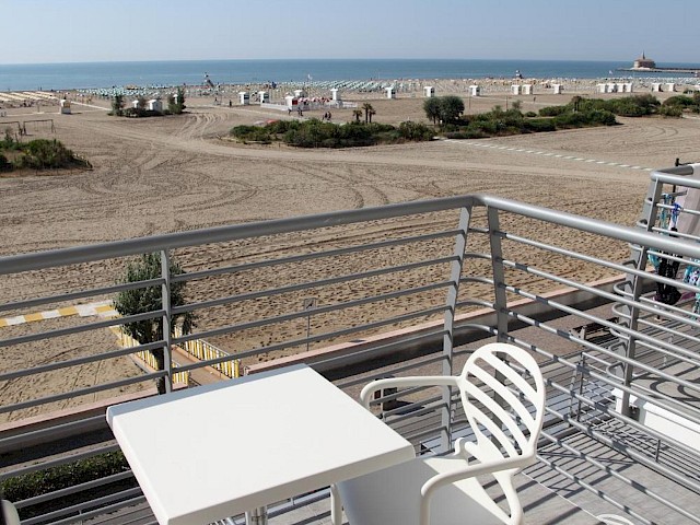 Camera Tripla con Balcone e Vista Mare Frontale