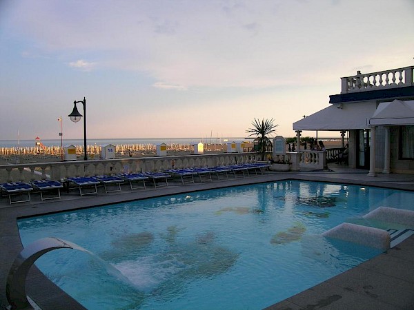 PISCINA E SOLARIUM