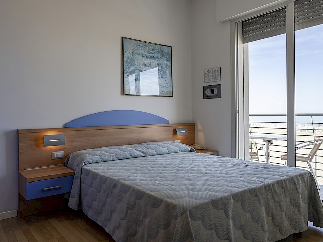 Camera fronte mare con balcone