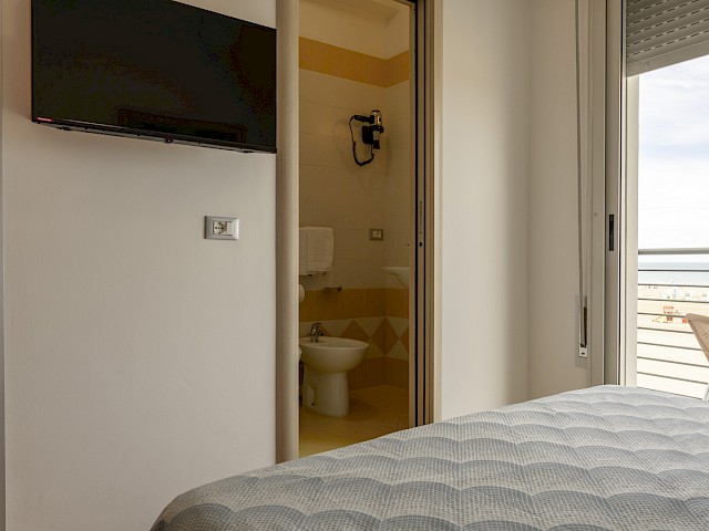 Camera fronte mare con balcone