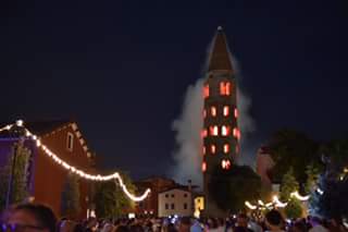 Fotografie del campanile incendiato